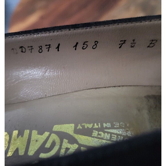 Vintage Salvatore Ferragamo Mafalda Pumps Black Suede Dark Red Toe Cap Size 7.5 - Picture 9 of 12